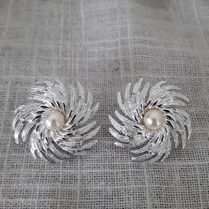 Sarah Coventry Vintage Sunburst Silvertone/Faux Pearl Clip Earrings